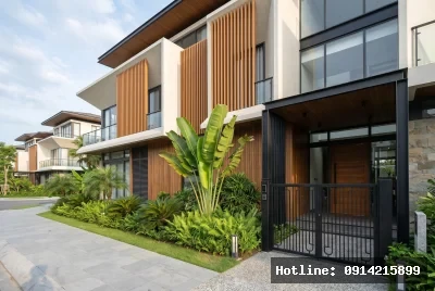Góc nhìn người đi bộ | Ngôi nhà mang phong cách hiện đại với việc sử dụng vật liệu gỗ và kính, tạo cảm giác gần gũi và trang nhã. Ánh sáng tự nhiên được tận dụng tối đa nhờ cửa sổ lớn, kết hợp cùng cây xanh bao quanh khiến không gian thêm phần thoáng đãng và mát mẻ. Cảm xúc về không gian này là sự bình yên, hòa hợp với thiên nhiên, mang lại sự thư thái và dễ chịu.