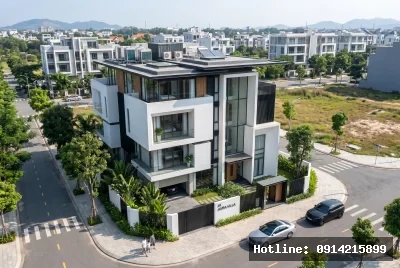 Góc flycam 3/4 toàn cảnh | Toà nhà được thiết kế theo phong cách hiện đại với các mảng khối vuông vắn và màu sắc chủ đạo là trắng kết hợp với các vật liệu kính. Vật liệu kính được sử dụng rộng rãi tạo cảm giác không gian mở và cho phép ánh sáng tự nhiên tràn vào bên trong. Cảm giác tổng thể của không gian là sự sang trọng và tinh tế, với các đường nét sạch sẽ và hài hòa với khung cảnh xung quanh.