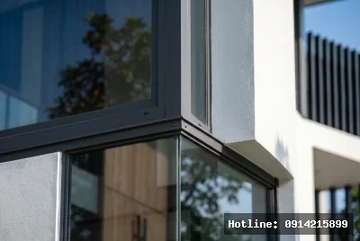 Cận cảnh chi tiết vật liệu | Công trình sử dụng vật liệu kính và kim loại, tạo nên sự hiện đại và tối giản đặc trưng. Ánh sáng tự nhiên được tối đa hóa nhờ việc sử dụng các mảng kính lớn, tạo cảm giác thoáng đãng và kết nối tốt với thiên nhiên. Không gian mang lại cảm giác sang trọng và yên bình, góp phần làm nổi bật vẻ đẹp đương đại của kiến trúc.