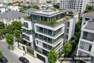 Góc flycam 3/4 toàn cảnh | Công trình mang phong cách hiện đại với thiết kế đơn giản, tối ưu hóa không gian và sử dụng vật liệu kính và bê tông làm chủ đạo. Ánh sáng tự nhiên được khai thác triệt để nhờ các cửa sổ lớn và ban công thoáng đãng, tạo cảm giác thoải mái và mở rộng cho không gian sống. Mảng xanh trên tầng thượng và ban công không chỉ mang lại vẻ đẹp thẩm mỹ mà còn tạo ra cảm giác hài hòa, gần gũi với thiên nhiên.