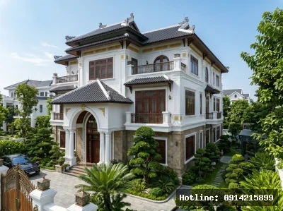 Tổng thể kiến trúc Indochine | Góc nhìn 3/4 làm nổi bật tỷ lệ hài hòa của biệt thự 3 tầng cùng hệ mái ngói đen xếp lớp. Tường trắng, cửa vòm và các chi tiết nhấn vàng tạo nên diện mạo sang trọng, cân đối.
