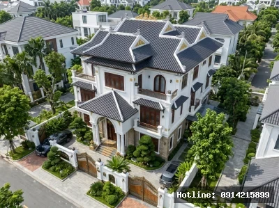 Toàn cảnh biệt thự và sân vườn | Góc nhìn từ trên cao cho thấy sự liên kết giữa khối nhà, sân vườn và các khoảng đệm ngoài trời. Bố cục tổng thể được tổ chức mạch lạc và cân bằng.